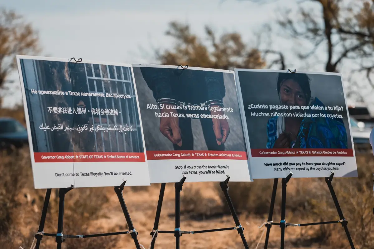 Las vallas publicitarias tienen como objetivo disuadir a los migrantes de intentar cruzar ilegalmente la frontera., Gobernación de Texas