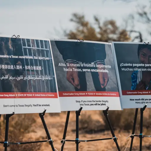Las vallas publicitarias tienen como objetivo disuadir a los migrantes de intentar cruzar ilegalmente la frontera. ,Gobernación de Texas
