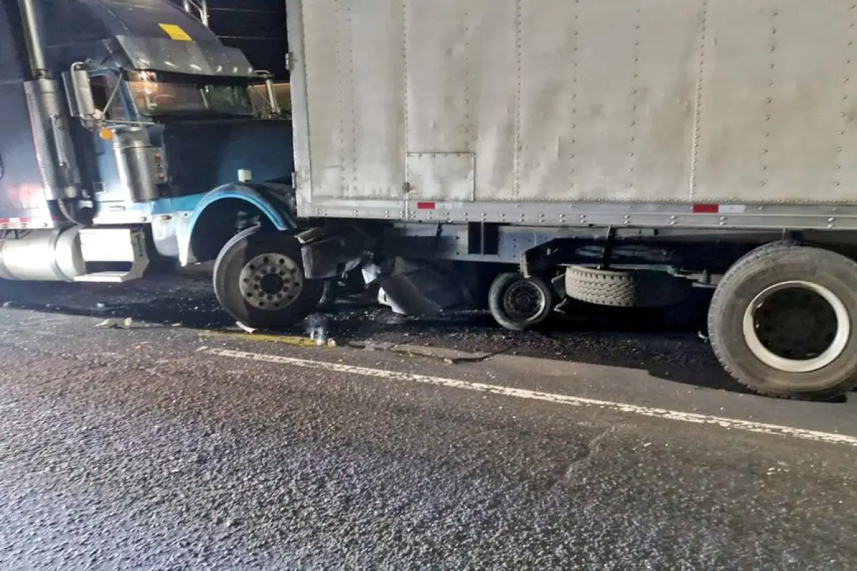 El picop quedó en medio de los dos vehículos de transporte de carga.