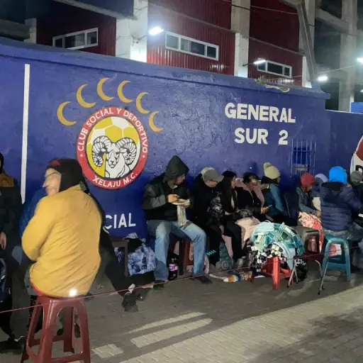 Aficionados buscan boletos para la final Xelajú-Cobán Imperial  ,Foto: Wilber Colloy.  