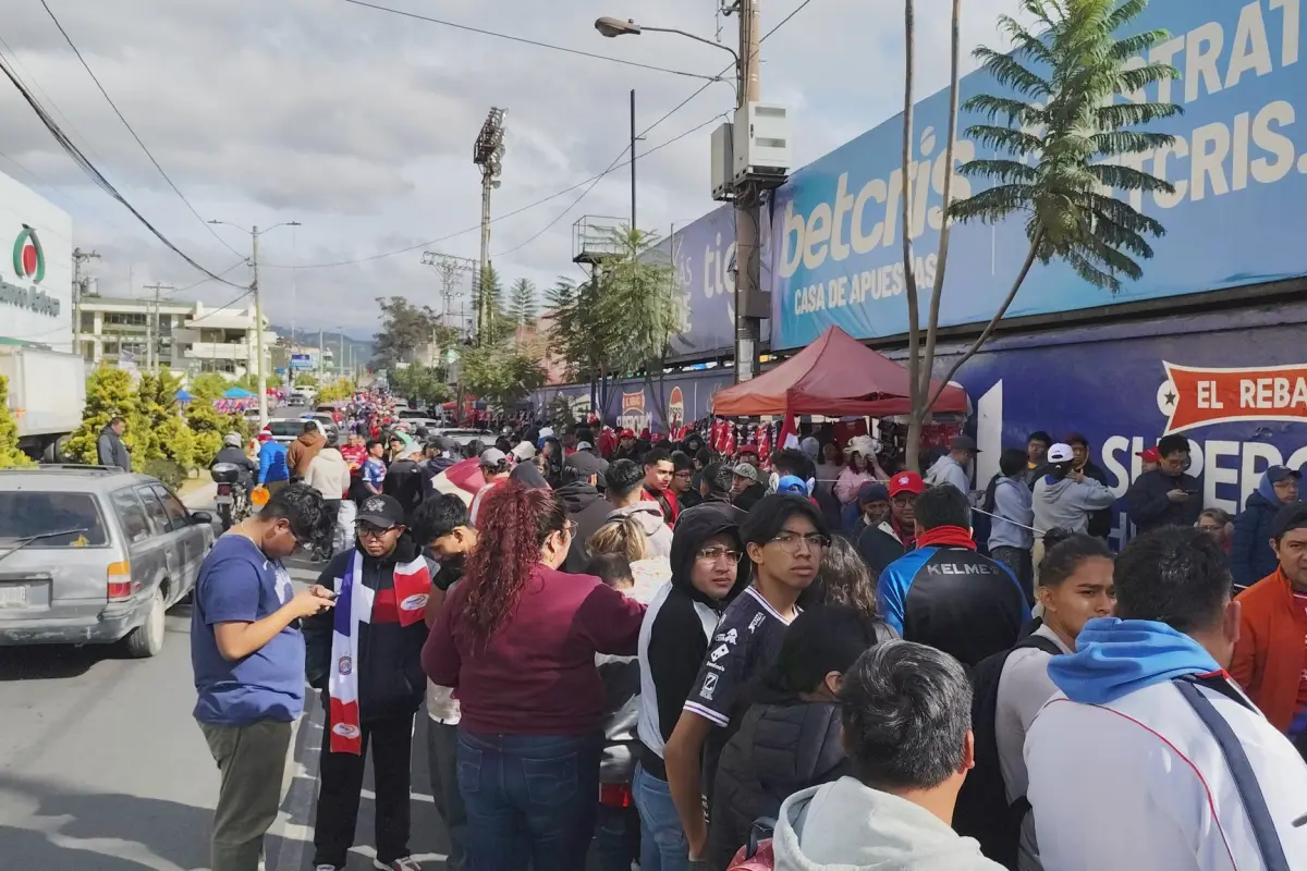 Aficionados de Xelajú adquieren boletos para la final. , Wilber Colloy.  