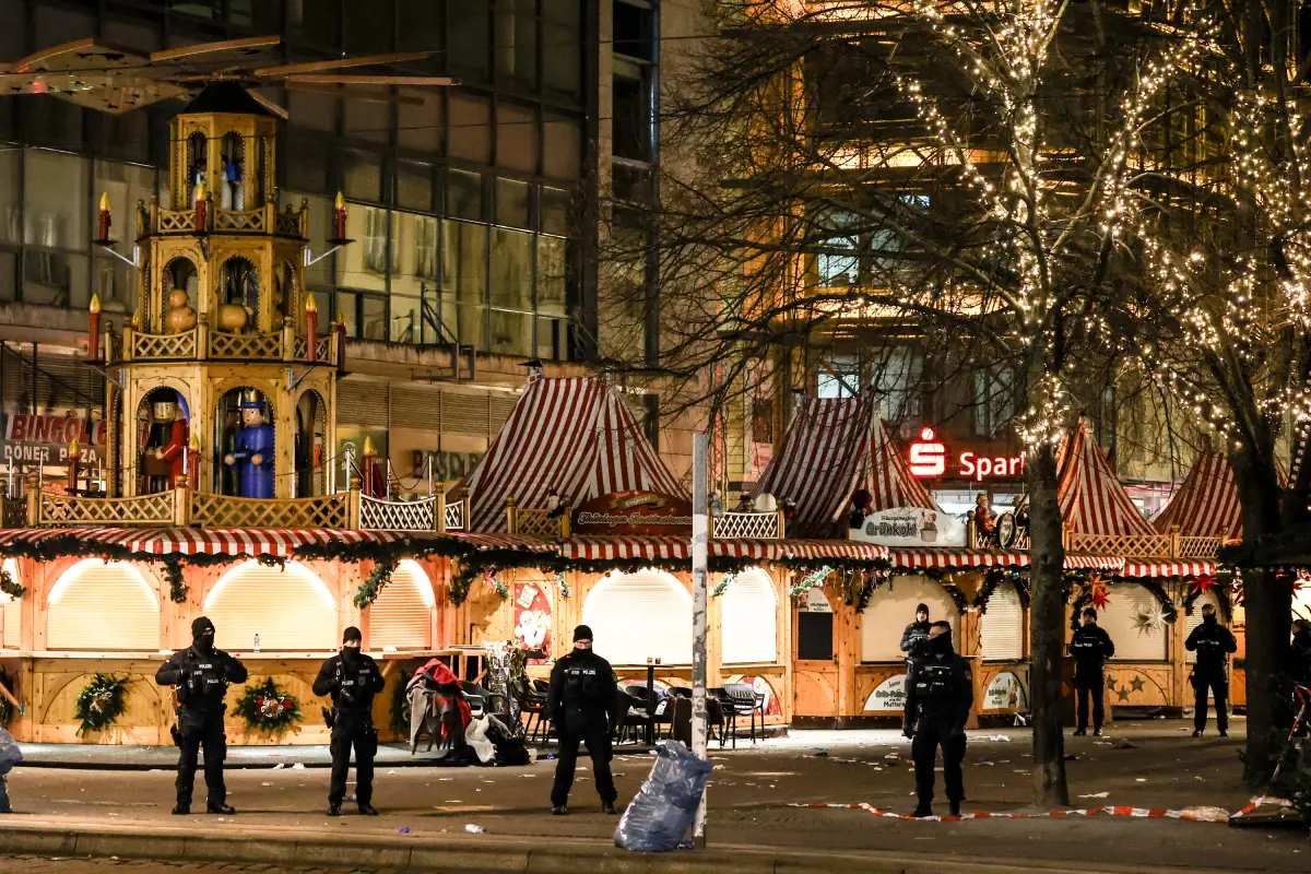 menos dos personas fallecieron este sábado en un atropello en un mercadillo de Navidad en Magdeburgo, en el este de Alemania, Foto EFE