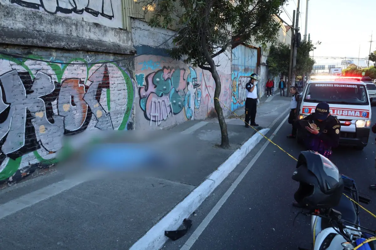 La víctima mortal quedó sobre una banqueta de la Atanasio Tzul. El conductor de la moto fue llevado al hospital. Foto: Bomberos Voluntarios., Bomberos Voluntarios.