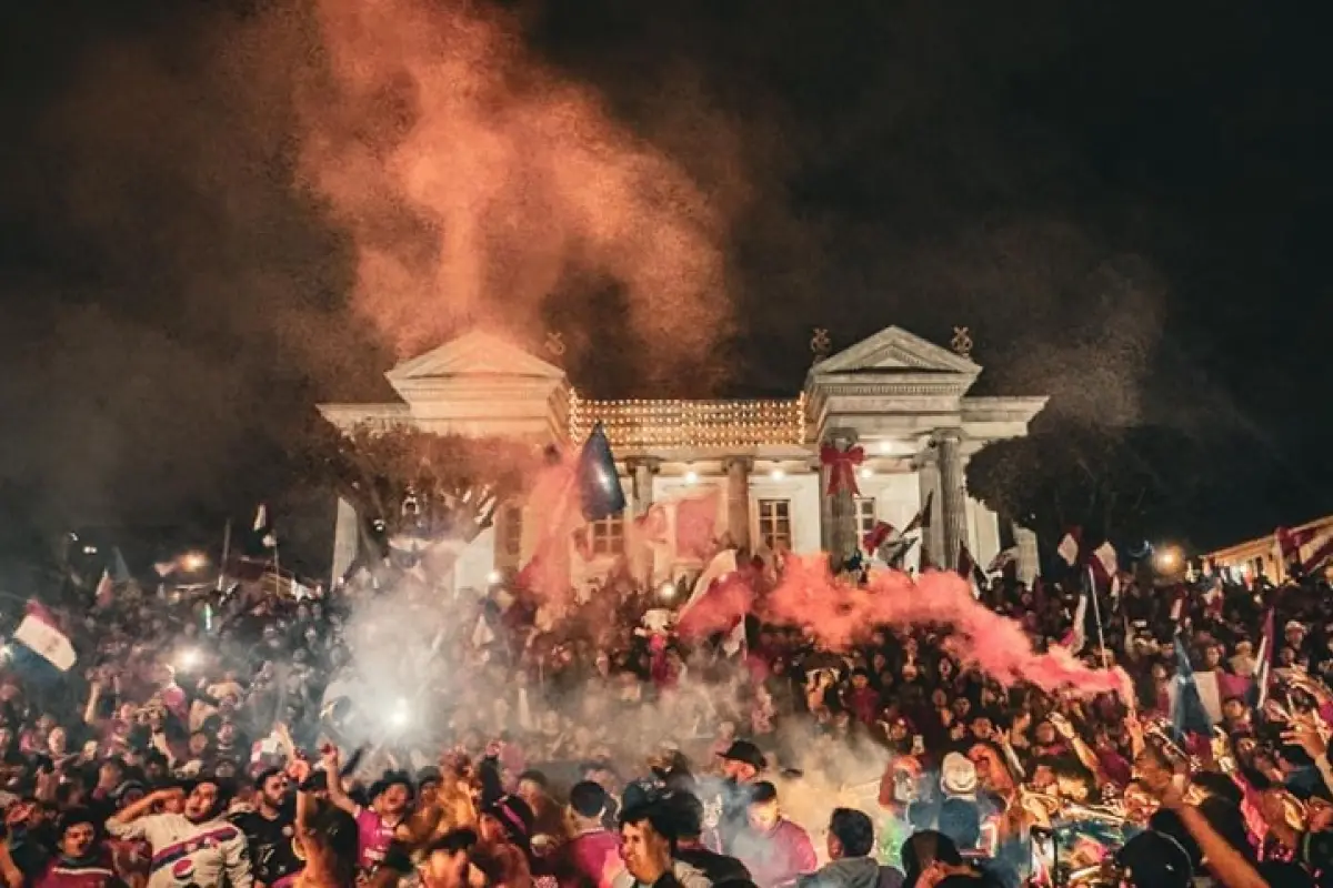 La afición de Xelajú MC demostró una vez más su pasión inquebrantable al organizar un multitudinario banderazo en apoyo a su equipo, previo a la final de vuelta del Torneo Apertura 2024 contra Cobán Imperial., Xelajú MC