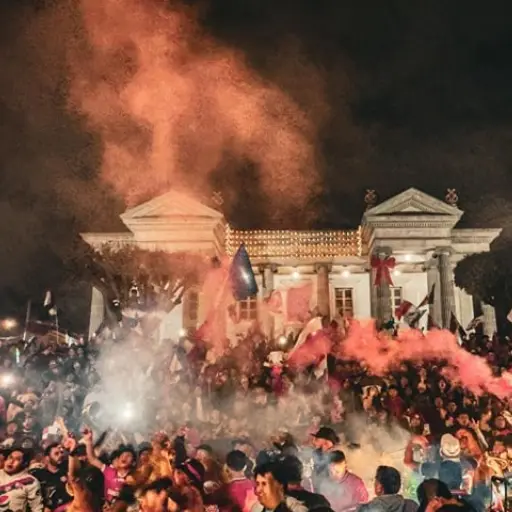 La afición de Xelajú MC demostró una vez más su pasión inquebrantable al organizar un multitudinario banderazo en apoyo a su equipo, previo a la final de vuelta del Torneo Apertura 2024 contra Cobán Imperial. ,Xelajú MC