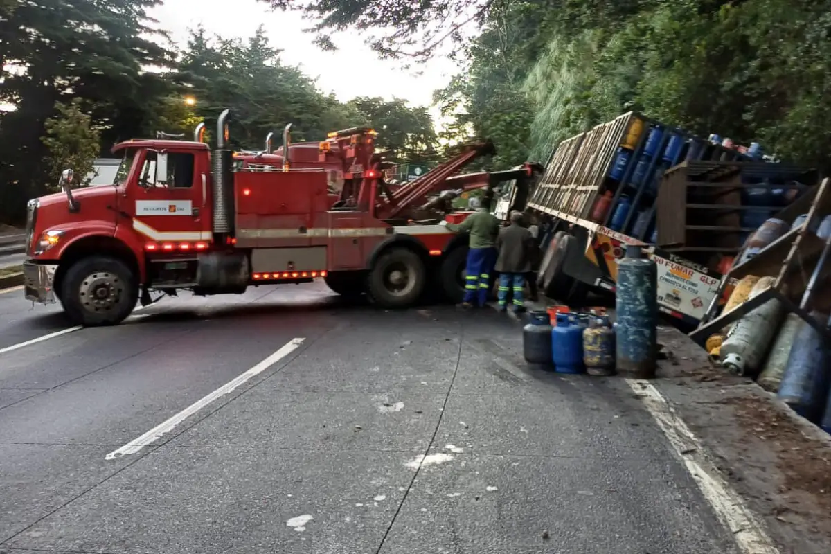 El transporte pesado quedó en una cuneta del municipio de Mixco. , Municipalidad de Mixco