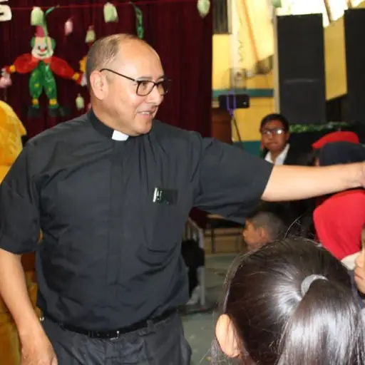 El padre Max Vidal espera recibir 5 mil niños en una celebración similar del próximo viernes.  ,Alberto Chaclán.