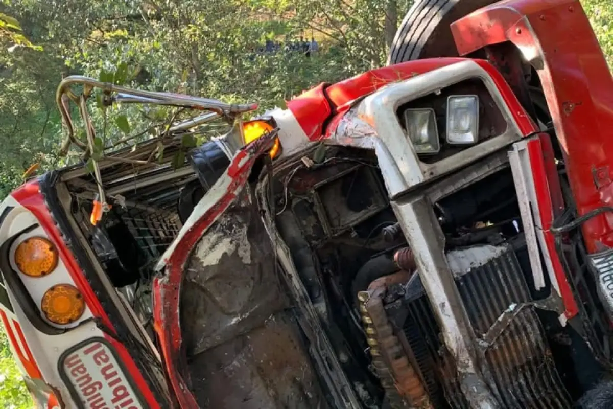 Imágenes compartidas por los rescatistas revelaron que el autobús cubría la ruta de San Pedro Ixchiguan a San Marcos y Sibinal., Bomberos.