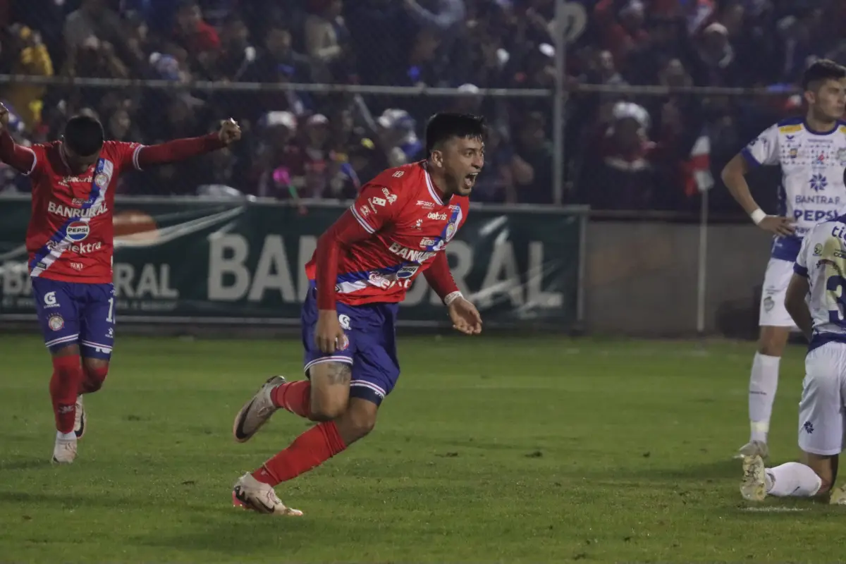 Gol de Harim Quezada en la remontada de Xelajú. , Alex Meoño 