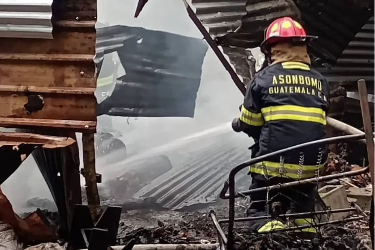 El fuego consumió el inmueble donde se manipulaba la pirotecnia., Bomberos Municipales Departamentales