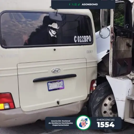 Al menos dos personas resultaron heridas por la colisión múltiple. ,Bomberos Municipales Departamentales