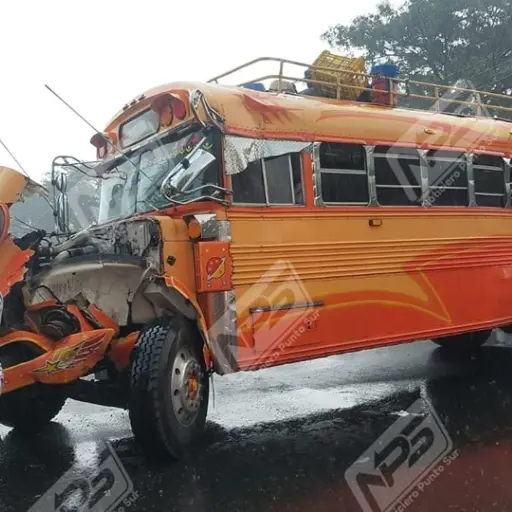 En el hecho se vieron involucrados un bus y un camión. ,Noticiero Punto Sur
