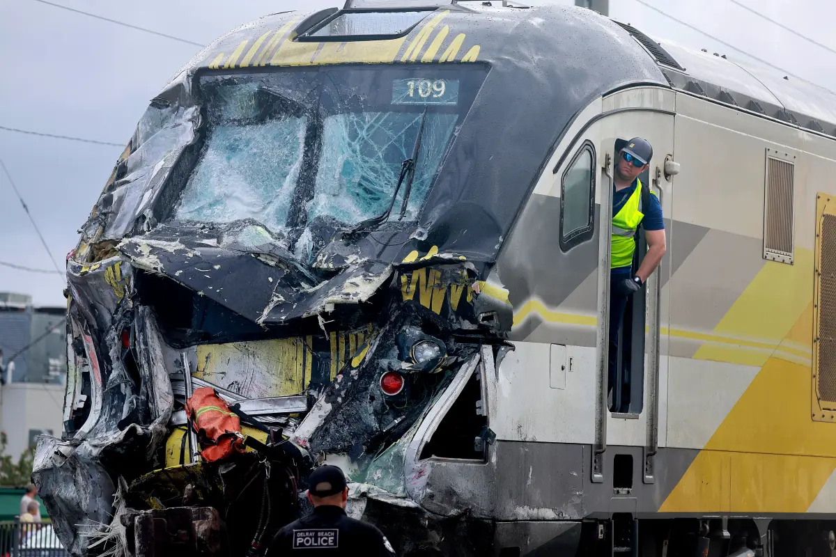 Varias personas resultaron heridas este sábado, entre ellas tres bomberos, tras el choque de un tren de alta velocidad con un carro de bomberos., Foto EFE