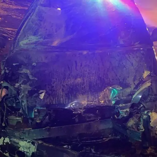 El automóvil fue impactado contra el arriate, un muro publicitario y una señal vial. ,PMT capitalina/Montejo