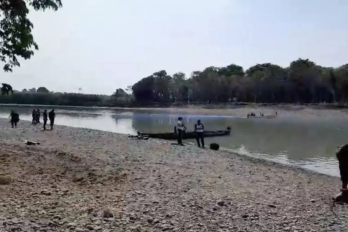 Los bomberos realizan un rastreo en el río ante la posible caída del helicóptero., Bomberos Voluntarios