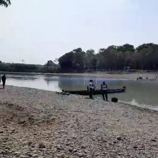 Los bomberos realizan un rastreo en el río ante la posible caída del helicóptero. ,Bomberos Voluntarios