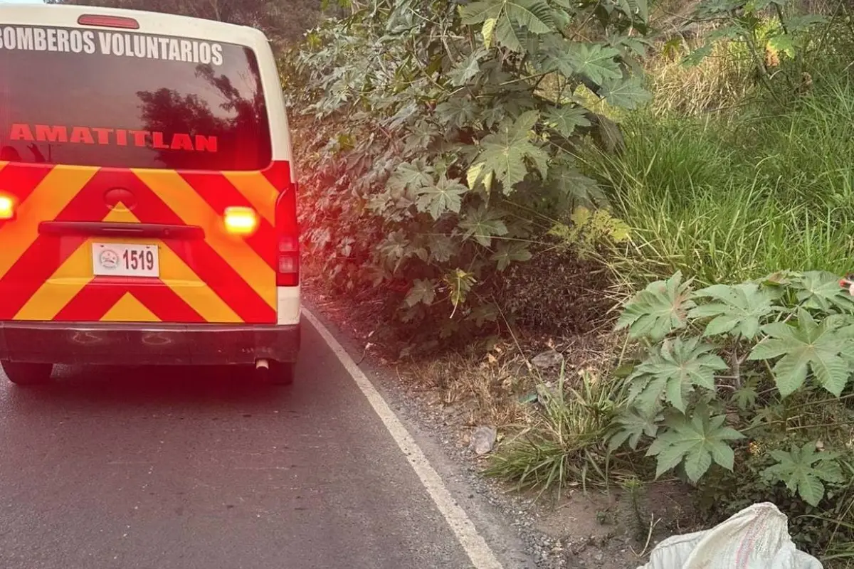 El cuerpo fue localizado a orillas de la carretera., Bomberos Voluntarios