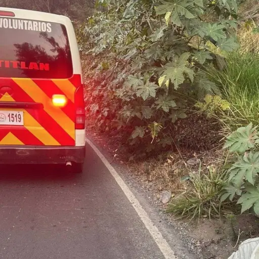 El cuerpo fue localizado a orillas de la carretera. ,Bomberos Voluntarios