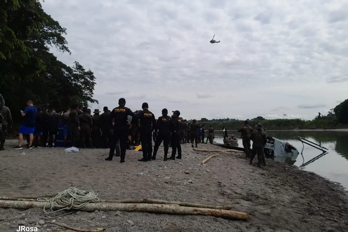 Equipos de bomberos, policías y militares trabajaron en la búsqueda de la aeronave accidentada., Bomberos Voluntarios