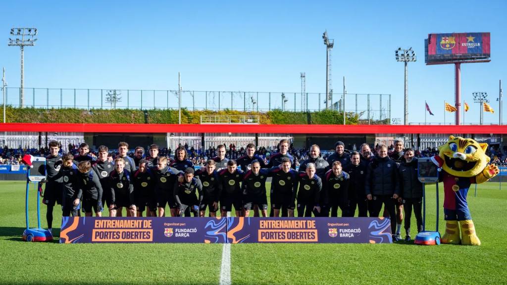 El FC Barcelona celebró este domingo el tradicional entrenamiento a puerta abierta durante las vacaciones de Navidad, una cita que ya se ha convertido en un clásico para la afición azulgrana. | FC Barcelona