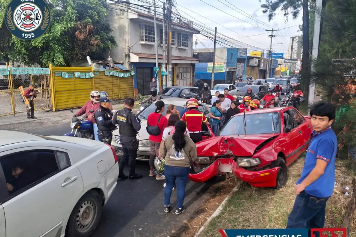 El vehículo quedó empotrado en un árbol del arriate central., Bomberos Municipales