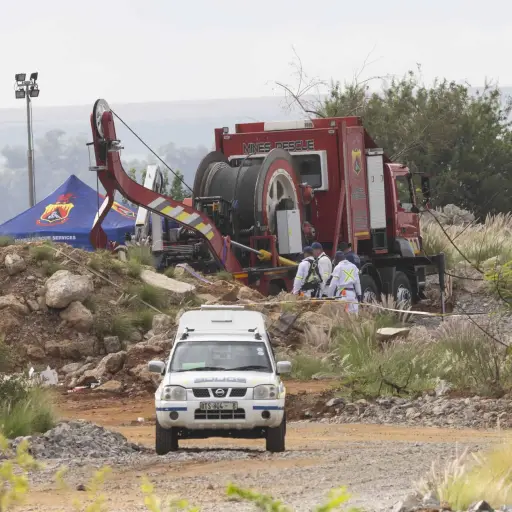 Rescatan a mineros atrapados en mina de oro en Sudáfrica ,EFE