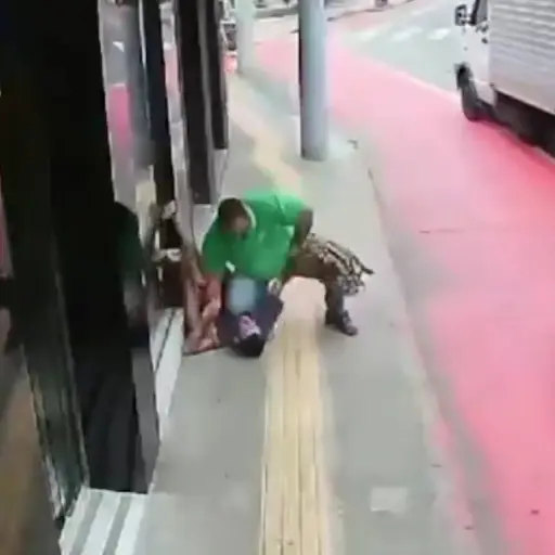 El asaltante de 27 años de edad permaneció sometido hasta que fue entregado a las autoridades correspondientes. ,Captura de pantalla video X.