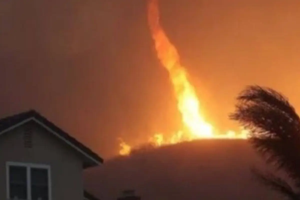 Tornado de fuego sorprende en incendio de Los Ángeles , Captura de pantalla video X.