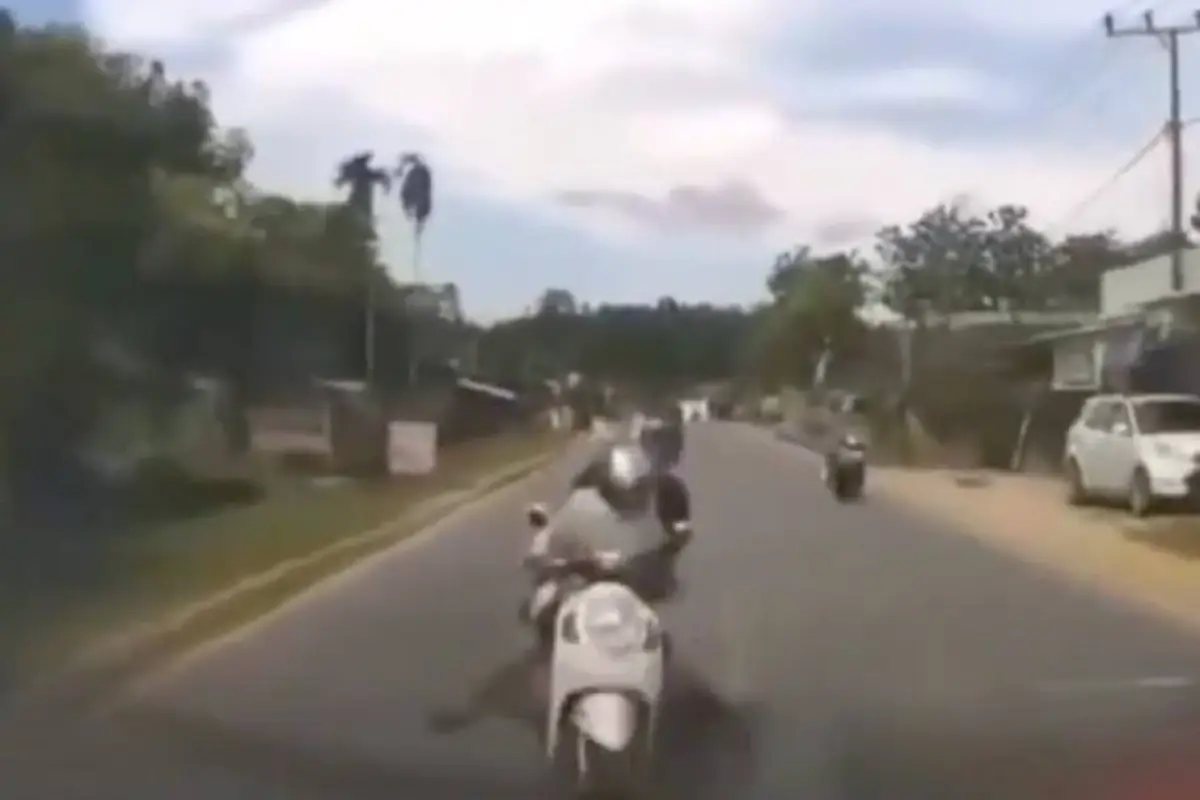 Motorista impacta contra camión , Captura de video 