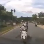 Motorista impacta contra camión  ,Captura de video 