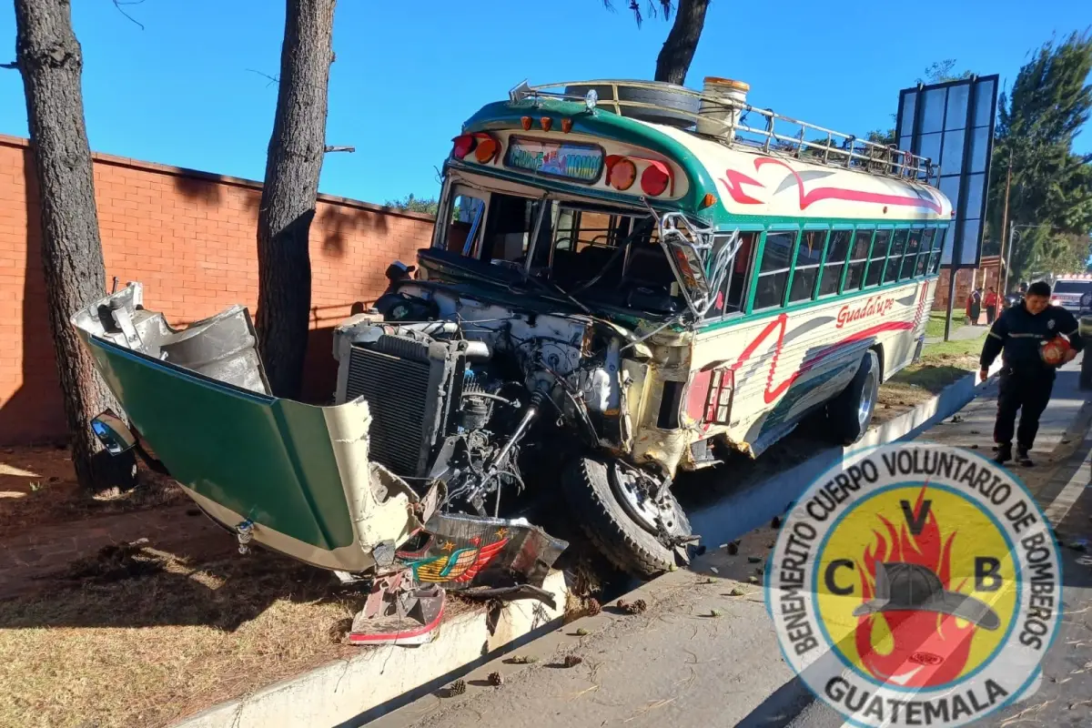 Un bus y un tráiler colisionaron en el Km. 36., Bomberos Voluntarios