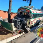 Un bus y un tráiler colisionaron en el Km. 36. ,Bomberos Voluntarios