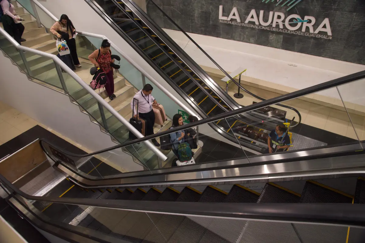 Autoridades del Aeropuerto Internacional La Aurora muestran las condiciones en las que se encuentran las gradas de esta terminal área., Foto Omar Solís