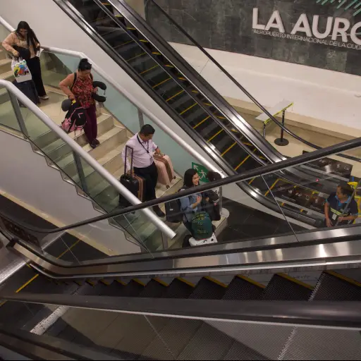 Autoridades del Aeropuerto Internacional La Aurora muestran las condiciones en las que se encuentran las gradas de esta terminal área. ,Foto Omar Solís