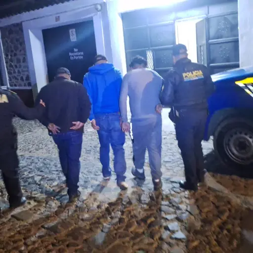 Los presuntos robafurgones fueron interceptados por la PNC en la ruta Interamericana. ,PNC