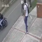 Joven se resiste a asalto en Colombia.  ,Captura de pantalla video X.