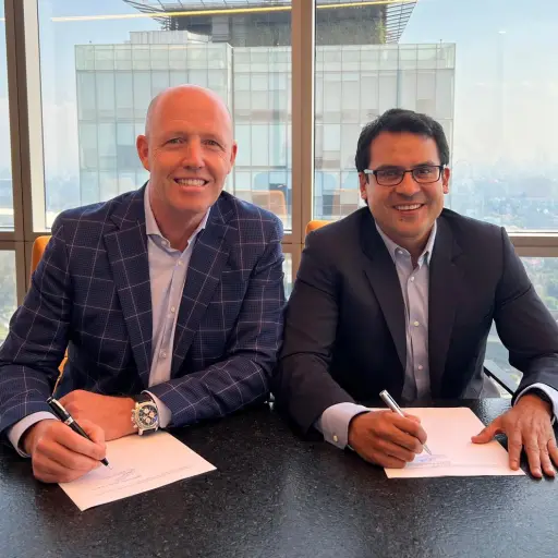 Todd Skinner, Presidente de TransUnion Internacional y Carlos Valencia, Presidente regional de TransUnion America Latina firman acuerdo para adquirir una participación mayoritaria de Trans Union de México, S.A., S.I.C. ,Cortesía