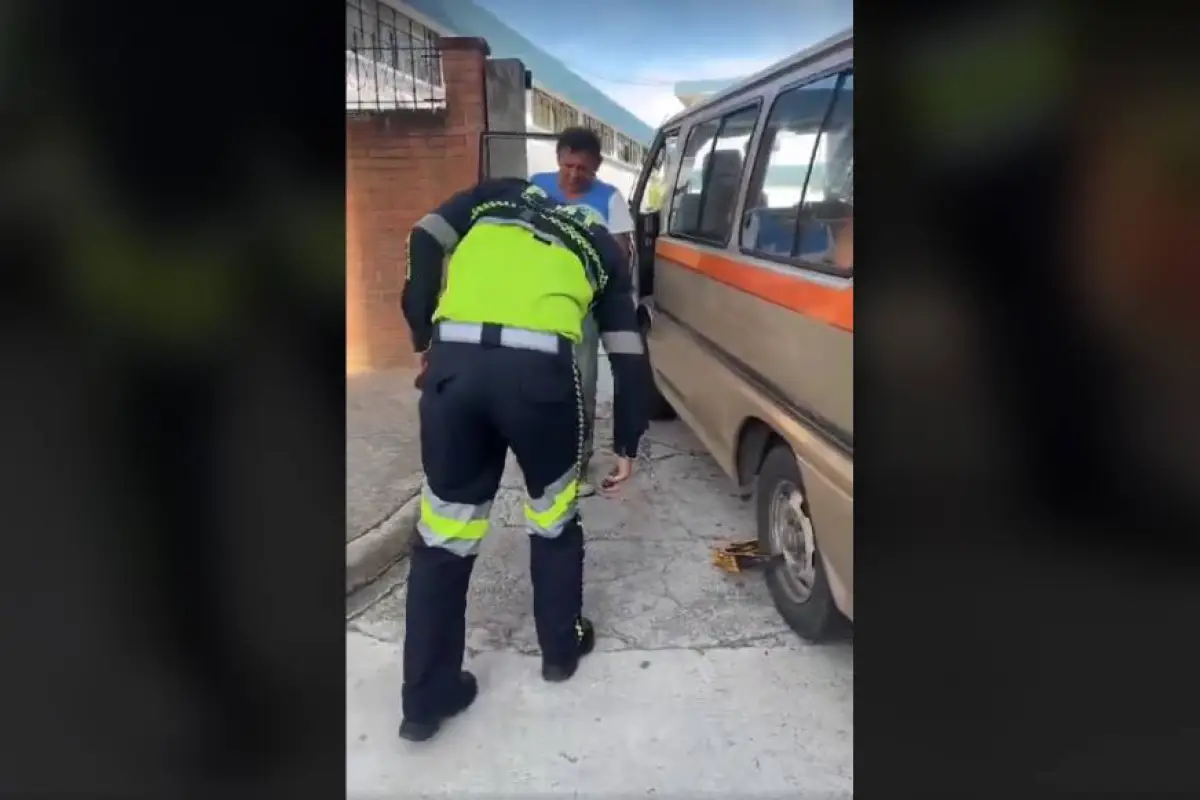 Colocan cepo a bus escolar mientras abría portón de establecimiento en zona 15, Captura de video