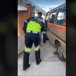 Colocan cepo a bus escolar mientras abría portón de establecimiento en zona 15 ,Captura de video