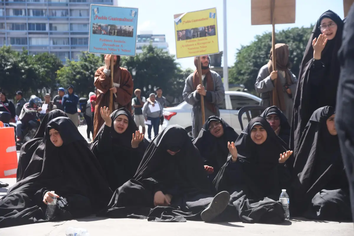 Protesta Lev Tahor frente a Palacio, Omar Solís