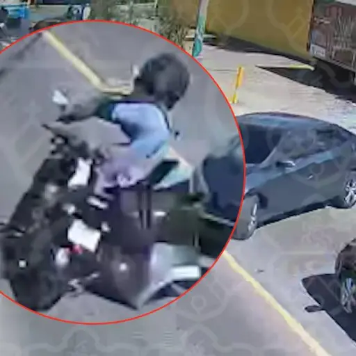 Motorista accidentado en Antigua Guatemala. ,Captura de pantalla video X.