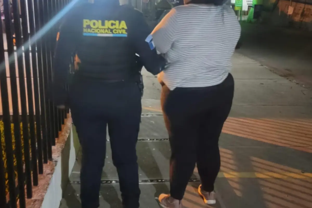 La mujer fue sorprendida cuando despojaba de su teléfono a un feligrés., PNC