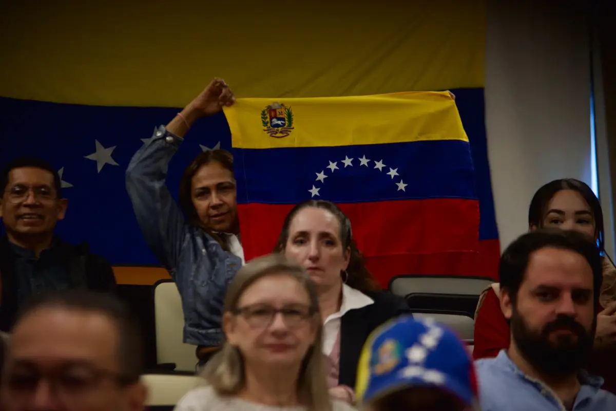 Ciudadanos venezolanos esperaban a Edmundo González en la Ciudad de Guatemala para escuchar su discurso., Omar Solís/Emisoras Unidas