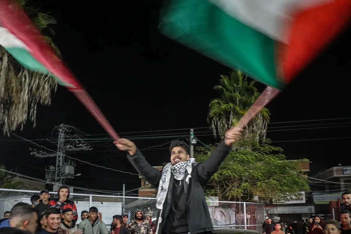 Palestinos reaccionan a la noticia de un acuerdo de alto el fuego con Israel, en Deir al Balah, en el centro de la Franja de Gaza., Foto EFE