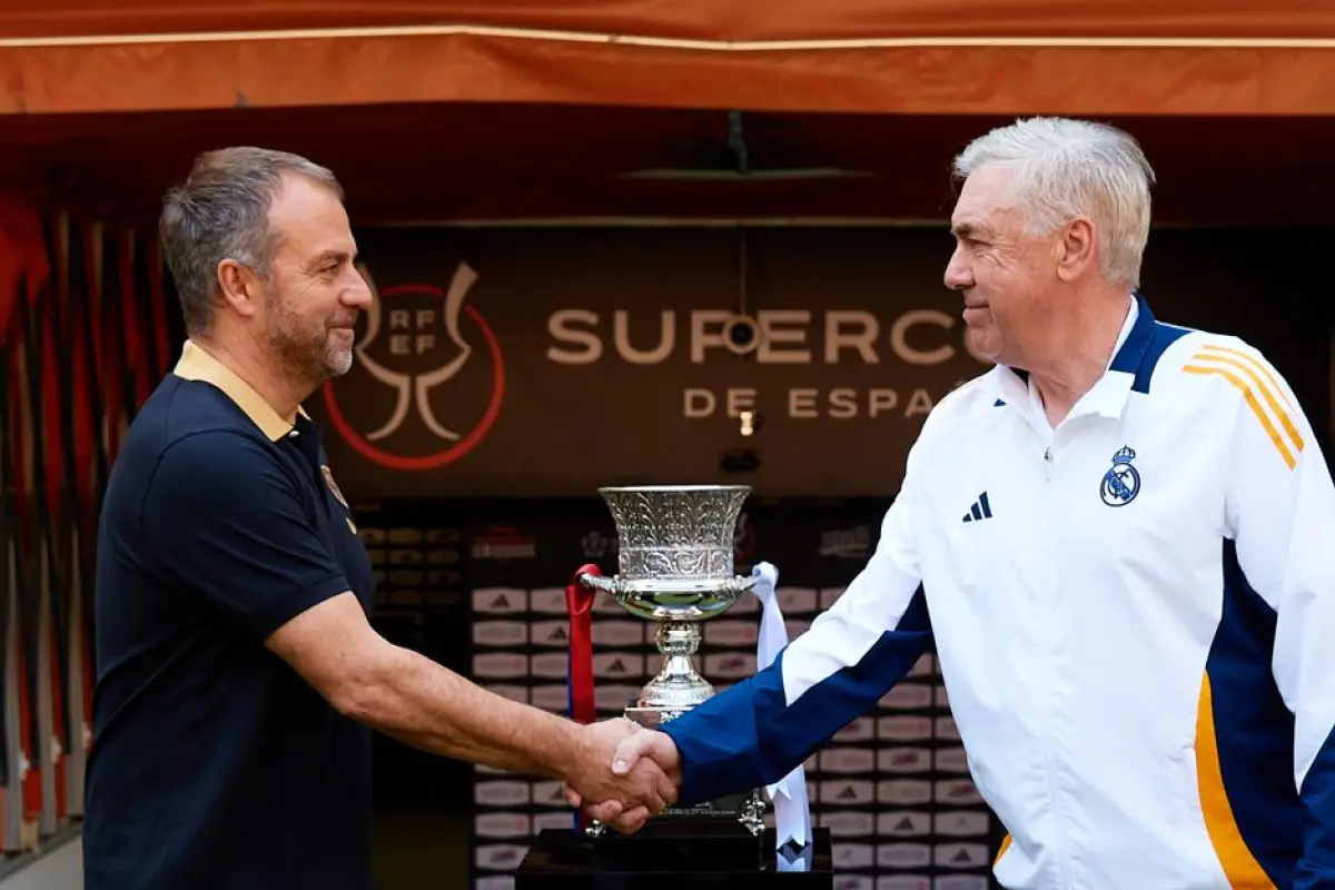 Carlo Ancelotti y Hansi Flick en saludo previo a la final 