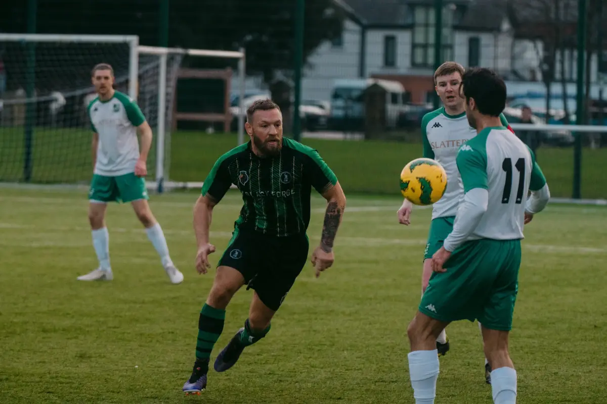 McGregor, de 36 años, decidió vestir la camiseta número 11 del Black Forge FC, un equipo que lleva el nombre del pub que posee en Dublín, el Black Forge Inn - X @TheNotoriousMMA