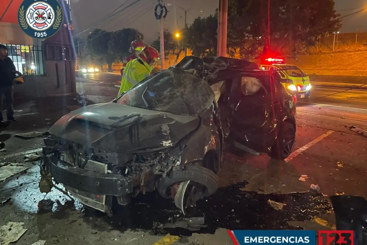 El vehículo en el que viajaban los afectados quedó prácticamente destruido., Bomberos Municipales