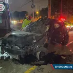 El vehículo en el que viajaban los afectados quedó prácticamente destruido. ,Bomberos Municipales