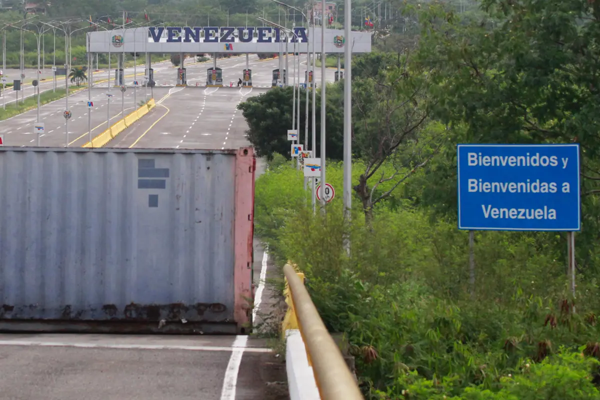 Cierran frontera terrestre entre Venezuela y Colombia por toma de posesión, EFE