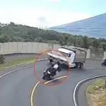 Choque entre motorista y camión en Ciudad Vieja.  ,Captura de pantalla video X.